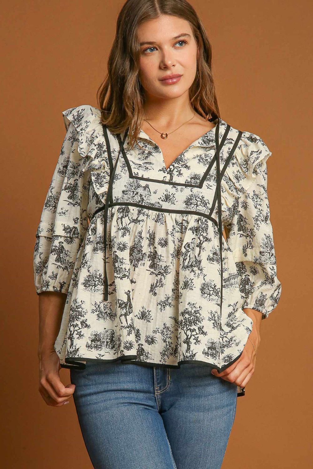 Blusa babydoll con mangas abullonadas y cuello con lazo y volantes de Umgee