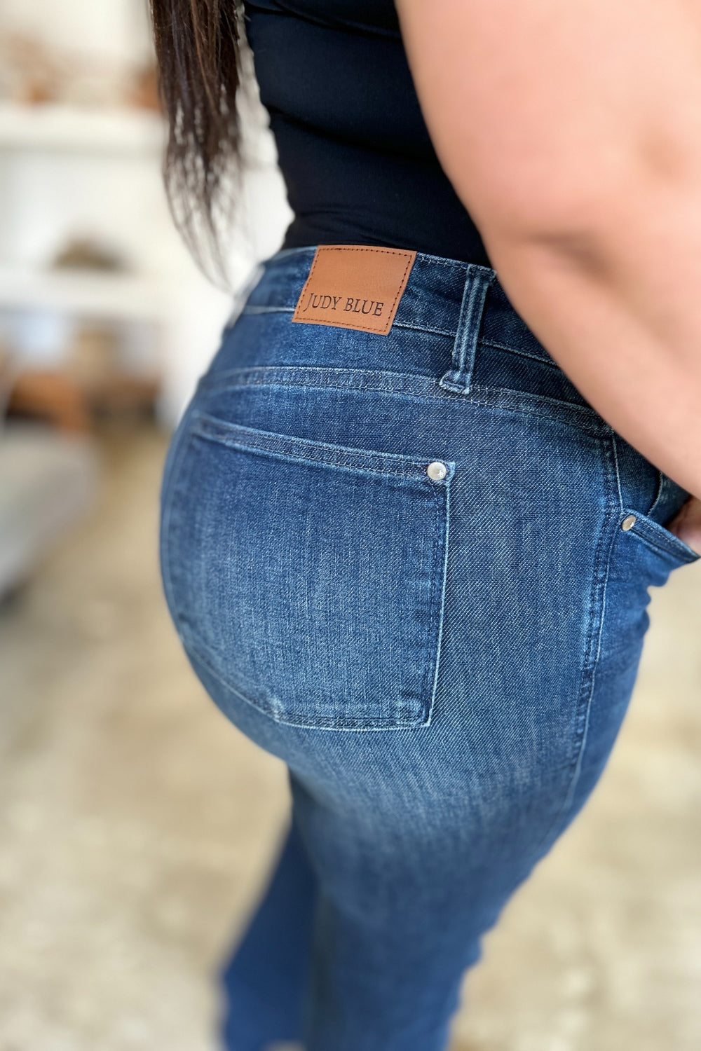 Jeans rectos con control de abdomen de tamaño completo de Judy Blue